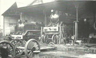 Reparando locomotoras en los talleres de Zaragoza ” Campo Sepulcro” años sesenta.
